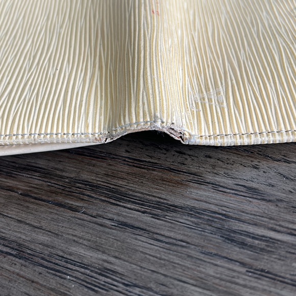 Louis Vuitton Kisslock Epi Wallet - Picture 14 of 15